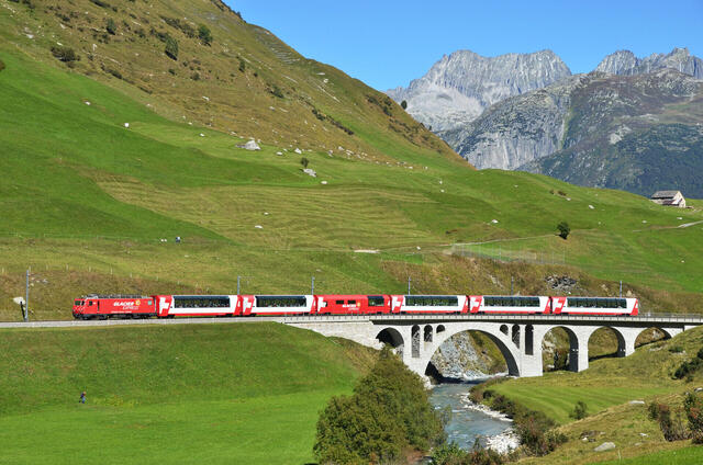 Alpenpanorama mit Bernina, Glacier und Arosa Express