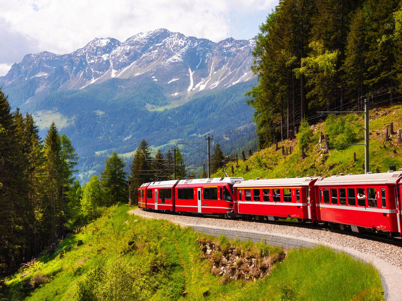 Alpenpanorama mit Bernina, Glacier und Arosa Express